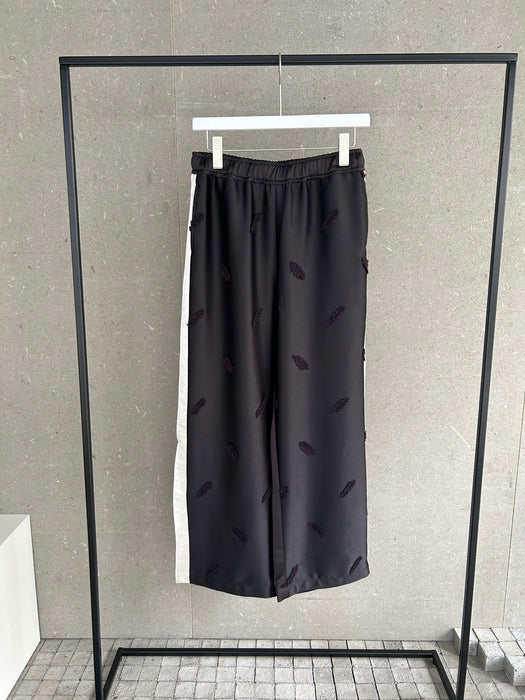 サテンエンブロイダリーサイドラインストレートパンツ