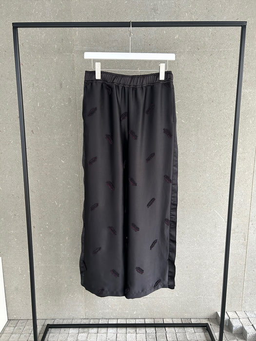 サテンエンブロイダリーサイドラインストレートパンツ