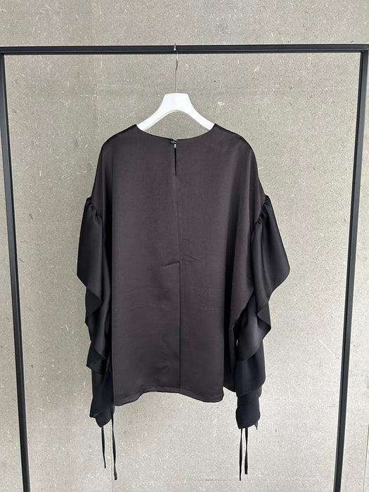 サテンエンブロイダリーペプラムスリーブブラウス