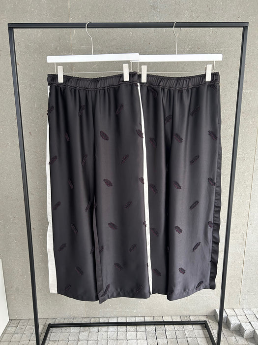 サテンエンブロイダリーサイドラインストレートパンツ