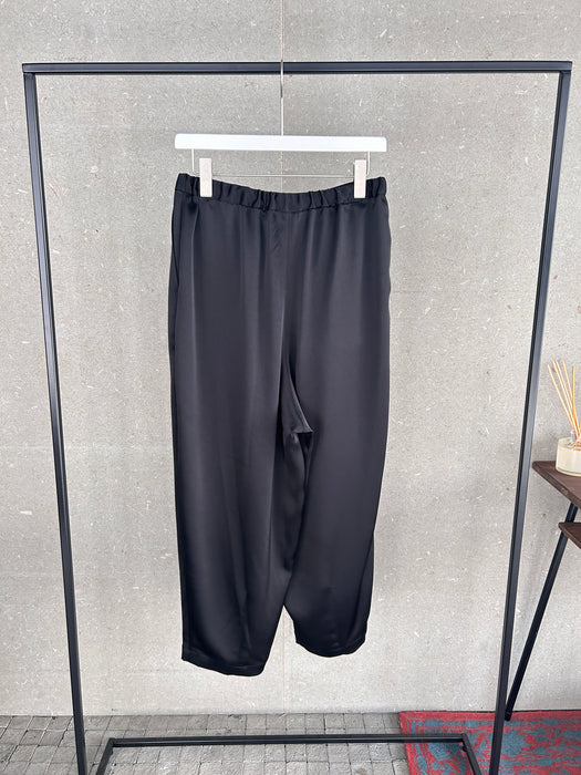 NEW SEASON：サテンバギーパンツ