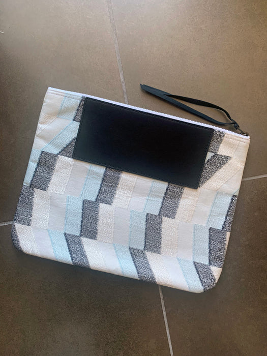 THE ARCHICE：SQUARE CLUTCH：スクエアクラッチステップ刺しゅう