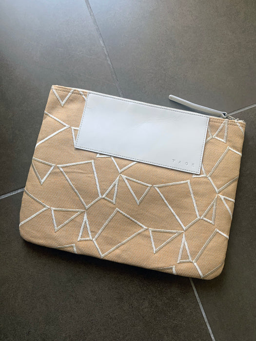 THE ARCHIVE：SQUARE CLUTCH：スクエアクラッチフラグメンツ刺しゅう